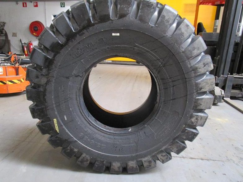 Used Fujityres 4 tyres 23.5x25 Attachment